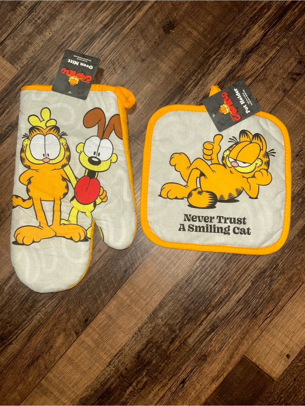 Garfield Oven Mitt and Pot Holder Set